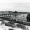 Die Parade der Franzosen auf der Konstanzer Rheinbrücke. Im Hintergrund ist die heutige Seestraße zu sehen, die von 1939 bis 1945 ...