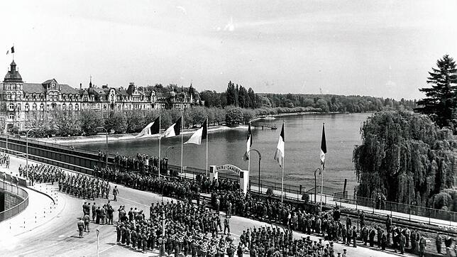 Die Parade der Franzosen auf der Konstanzer Rheinbrücke. Im Hintergrund ist die heutige Seestraße zu sehen, die von 1939 bis 1945 ...