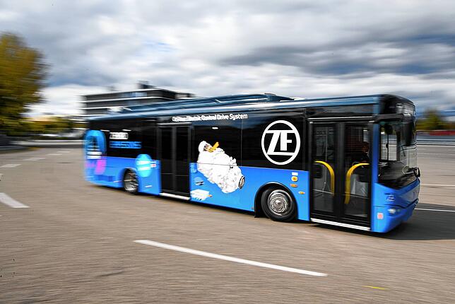 Ein E-Bus mit ZF-Komponenten, wie dem Cetrax-Getriebe, auf Testfahrt in Friedrichshafen.