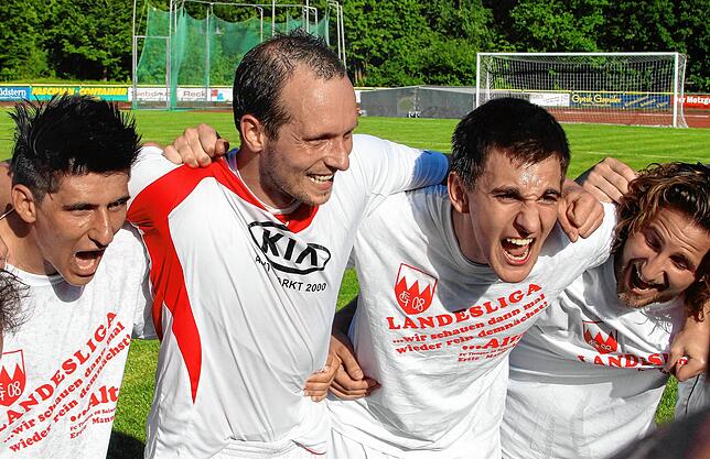 Bezirksliga-Meister: Als Kapitän feierte René Grabe (Mitte) im Sommer 2012 gemeinsam mit Alberto Di Girolamo (links), Getoart Himaj und ...