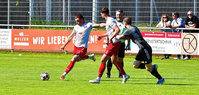Bild 6: SV Jestetten gewinnt Kellerderby mit 2:1 gegen den FC Hochrhein – und wir haben Fotos!