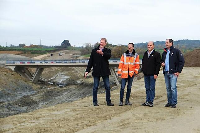 Besichtigung der B31-Baustelle am Knotenpunkt Kogenbach (von links): Matthias Längin, Projektleiter Jens Kehrer, Helmut Köberlein und ...