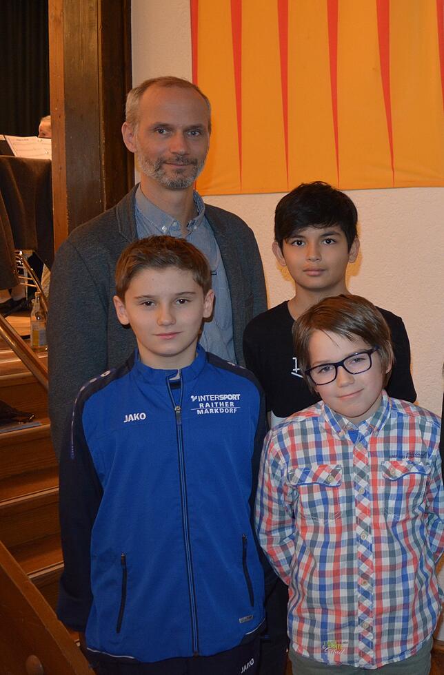 Betreuer Timo Metzger mit Philipp Kayser, Mehlail Mirzayi und Tom Juhas.