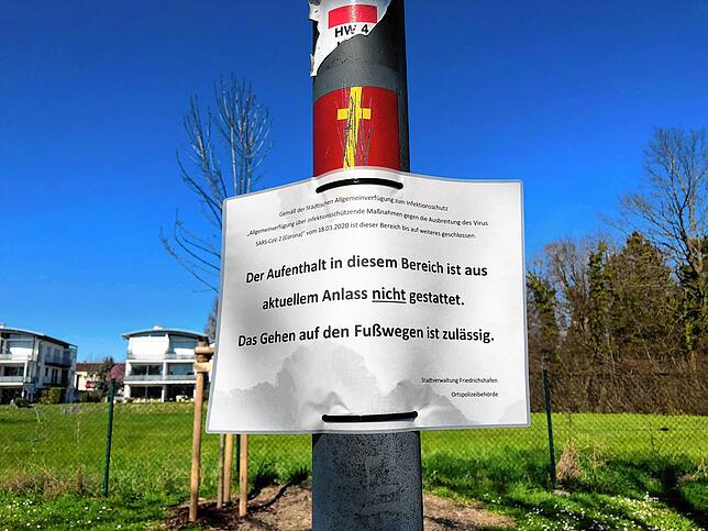 Bild 1: Spaziert wird höchstens zu zweit: Eindrücke aus der Friedrichshafener Innenstadt an den Tagen vor und nach dem Kontaktverbot