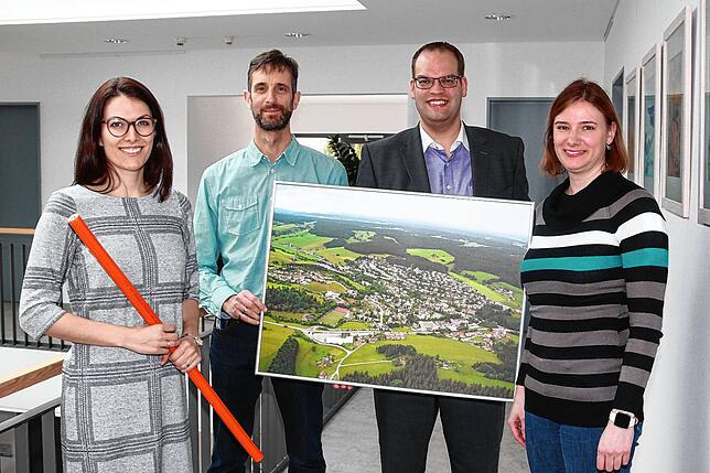 Im Februar 2020 freuen sich über die offizielle Inbetriebnahme des Glasfasernetzes in den Außenbezirken von Unterkirnach Marina ...