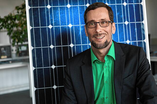Quaschning vor Solarmodul: Solarenergie wird immer günstiger und verdrängt selbst abgeschriebene Kohlekraftwerke aus dem Markt
