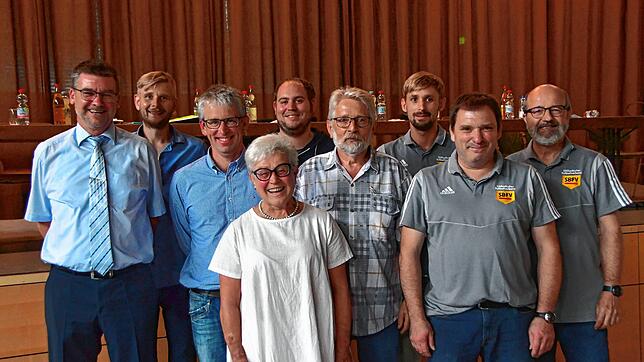 Gut gelaunt und optimistisch: Beim Jugendbezirkstag in Laufenburg wurde das Team von Bezirksjugendwart (BJW) Harald Fengler (links) vom ...