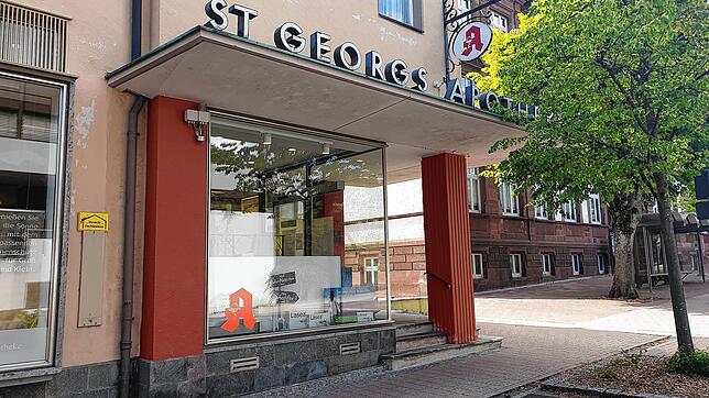 Bisher fiel die Nachfrage in der St. Georgs-Apotheke zwar gering aus, seit vergangenem Dienstag sind aber auch hier Genesenenzertifikate ...