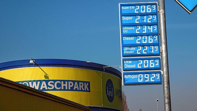Der Liter Diesel hat sich in Deutschland verteuert: An dieser Konstanzer Tankstelle kostete er am Donnerstag sogar gleich viel wie der ...