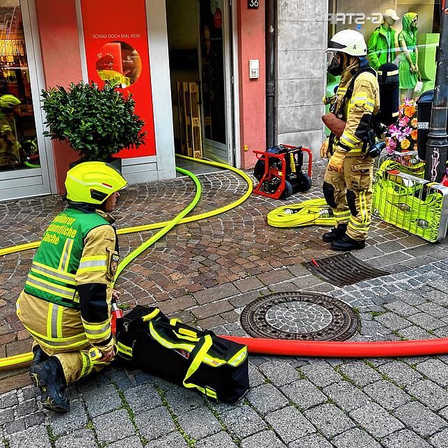 Einsatzkräfte vor dem Hauseingang.