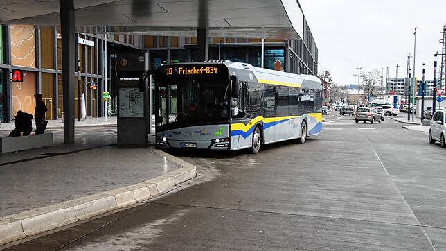 Ein Stadtbus am ZOB in Singen. Die Zahlen im Wirtschaftsplan der Stadtwerke in diesem Bereich sehen weiterhin alles andere als rosig aus.