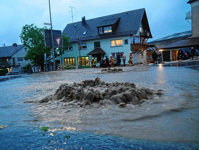 Eine Unwetternacht hat im Juli 2021 in Mühlhausen für überlaufende Gullys (Bild) und große Schäden gesorgt.