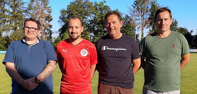 Gut gerüstet: Betreuer Stefan Napoletano, Trainer Philip Brandl, Torwarttrainer Roderich Stelter und Co-Trainer Michael Lauber freuen ...
