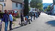 Die Kette führte entlang der Sernatingenstraße zum Bahnhof. Das Bild wurde auf Höhe des Polizeipostens aufgenommen.