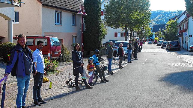 Die Kette führte entlang der Sernatingenstraße zum Bahnhof. Das Bild wurde auf Höhe des Polizeipostens aufgenommen.