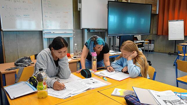 Maria Weiland (Mitte) ist Lehrerin der Vorbereitungsklasse am Gymnasium Engen. Für die ukrainischen Schülerinnen, wie hier Anastasia ...