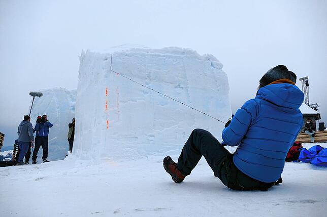 Bearbeitung eines Eisblocks beim Schneeskulpturenfestival (Archivbild).