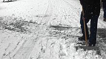 Ein Mann schippt in der Waldshuter Kaiserstraße Schnee. Vor 110 Jahren wurde diese Arbeit von professionellen Schneeschauflern ...