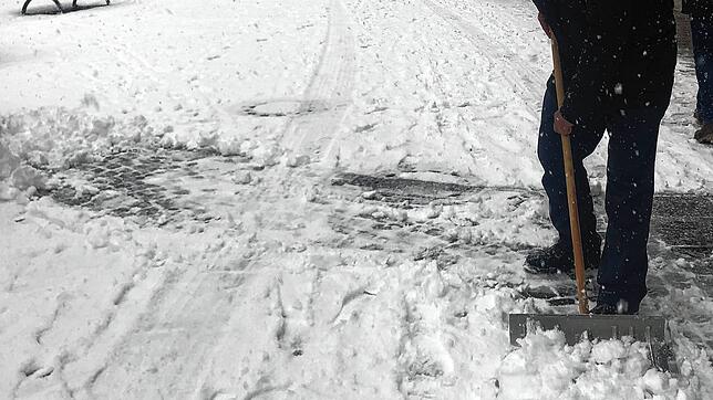 Ein Mann schippt in der Waldshuter Kaiserstraße Schnee. Vor 110 Jahren wurde diese Arbeit von professionellen Schneeschauflern ...