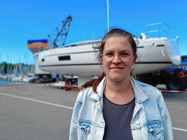 Patricia Reuthe, Assistenz der Geschäftsleitung, im Hafen von Kressbronn-Gohren, bei der Ultramarin Meichle und Mohr GmbH.