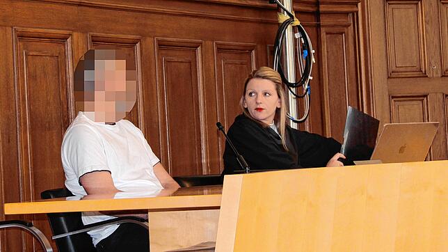 Der angeklagte Lehrer mit seiner Verteidigerin vor dem Landgericht Rottweil.