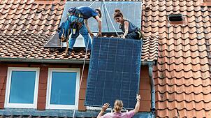 In Deutschland sind rund vier Millionen Photovoltaikanlagen installiert, erklärt Solarcluster-Chef Andreas Schlumberger. In Kombination ...