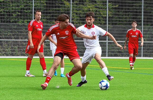 Bild 11: Knackiger Auftakt zwischen SC Pfullendorf II und FC Uhldingen. Wir waren mit der Kamera dabei!