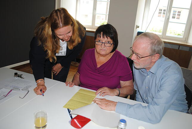 Wahlausschuss entscheidet: Ingrid Eble, Sylvia Döbele und Bernd Friebe (von links) überprüfen einen Stimmzettel der Gemeinderatswahl, ...