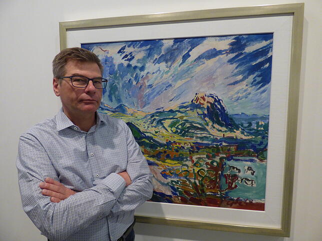 Auch der Singener Maler Curth Georg Becker ist im Ausstellungskonzept vertreten, wie Museumsleiter Christoph Bauer zeigt.