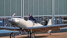 Startklar für die Premiere: Testpilot Sören Pedersen steigt ins hintere Cockpit des &bdquo;Junior&ldquo;.