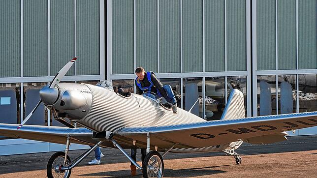 Startklar für die Premiere: Testpilot Sören Pedersen steigt ins hintere Cockpit des &bdquo;Junior&ldquo;.