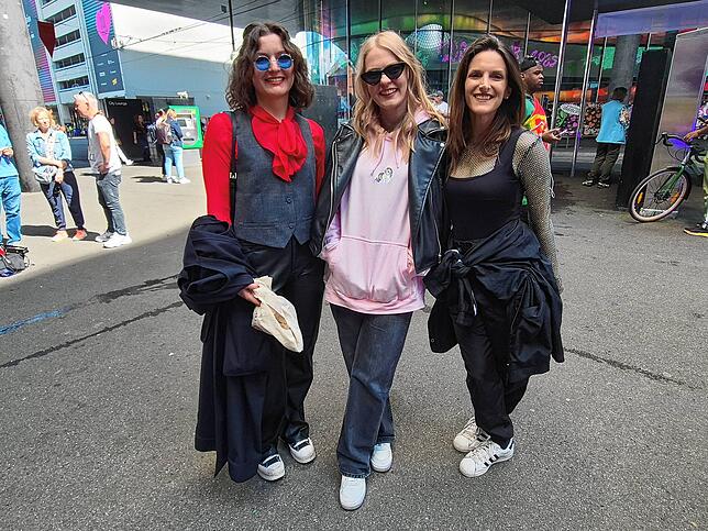 Bild 6: ESC-Fans feiern am Dienstag in Basel