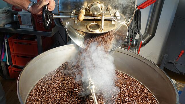 Wenige Momente nach dem zweiten &bdquo;Crack&ldquo; öffnet Franco Volaric die Trommel: Die jetzt noch heißen Espressobohnen landen auf ...