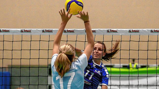 Die Villingerin Jule Gaißer (hinten) versucht, den Einserblock der Gmünderin Antonia Haag zu überwinden. Bild: Joachim Klein