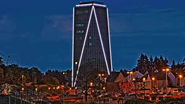 Der Schwenninger Neckarpark in der Nacht (im Hintergrund der Neckartower) im Mai 2022: auch abends und nachts ein beliebtes Pflaster. ...