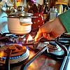 Ein Mann facht einen Gasherd an. Kochen und Heizen mit Erdgas produziert klimaschädliches Kohlendioxid. Die Frage ist, ob sich das ...