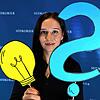 Der SÜDKURIER lädt zur Quiznacht. Volontärin Elisa Gorontzy freut sich über clevere Teilnehmer bei der Premiere des neuen Formats.