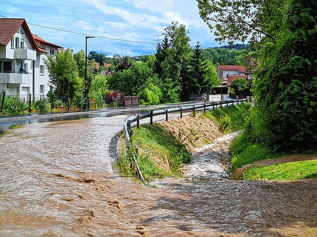 Land unter in Urnau im Deggenhausertal im Juli. Die Regengüsse hatten Straßen und Wege überflutet.
