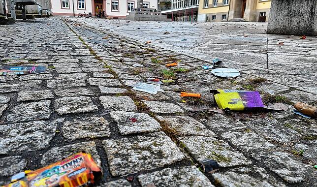 Auf dem Talschulplatz in Wehr sind am 1. Januar 2024 die Spuren der Silvesternacht deutlich zu sehen. Die Attacke auf den 43-Jährigen ...