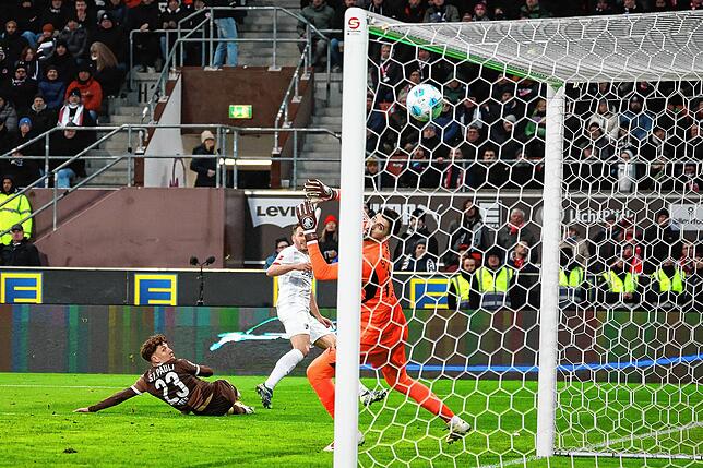 Der Schuss zum 1:0 für Freiburg.