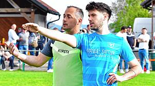 Klare Ansage: Trainer Daniel Pietzke (hinten) und Dawid Armanowski, zweifacher Torschütze für den SV Buch beim 3:0 beim TuS Stetten, ...
