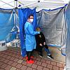 So läuft der Schnelltest ab: Sabrina Wick, Betriebsrätin bei dm in Markdorf, und ihre Kollegin Sarah Dubas (links) demonstrieren das ...