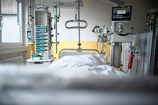 Ein leeres Bett auf der Intensivstation einer Klinik. Auch wenn diese gerade nicht voller Covid-Patienten sind – durch ...