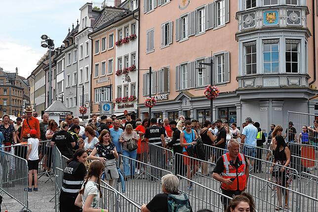 Bild 1: Das Seenachtfest 2023 startet durch! Immer mehr Besucher strömen auf das Festgelände