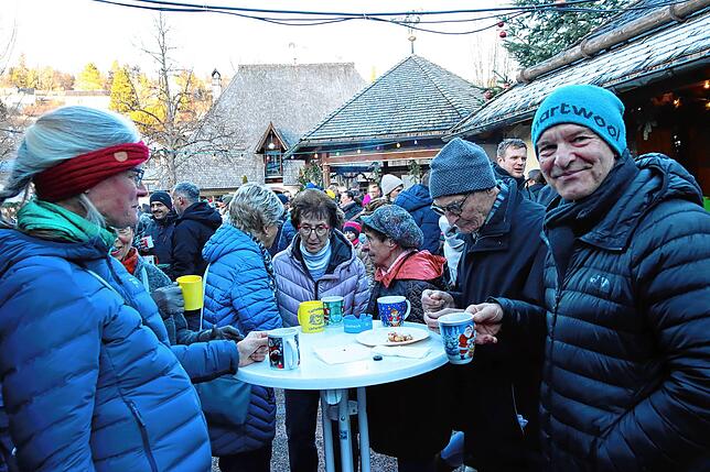 Bild 10: Gesang und Glühweinduft vor der Kirnachmühle: Der Unterkirnacher Weihnachtsmarkt lädt zum Verweilen