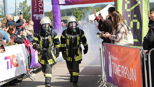 Beim Towerrun 2024 sind auch Feuerwehrleute am Start: Michael Arnegger und Robin Kirchmaier aus Grünkraut. Foto: Marcel