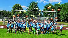 Den Ball flach halten gibt es beim Fußball-Camp im Klengener Höhenstadion nicht immer. Für die Fotografen legen sich die Fußball-Kids ...