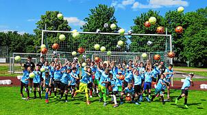 Den Ball flach halten gibt es beim Fußball-Camp im Klengener Höhenstadion nicht immer. Für die Fotografen legen sich die Fußball-Kids ...