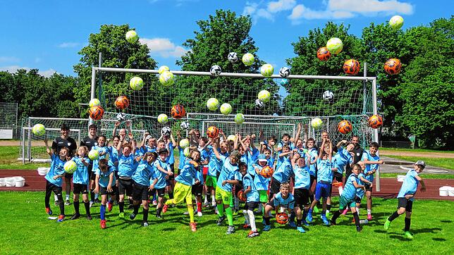 Den Ball flach halten gibt es beim Fußball-Camp im Klengener Höhenstadion nicht immer. Für die Fotografen legen sich die Fußball-Kids ...