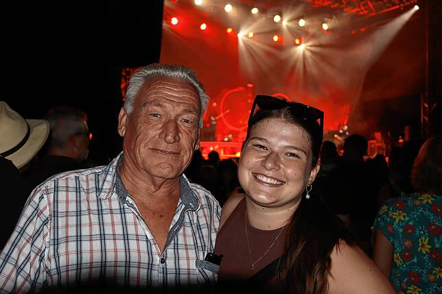 Mut zu Neuem zahlt sich aus: Michael Richter aus Mimmenhausen und seine kanadische Enkelin Celina Kalusy sind begeistert vom Konzert, ...